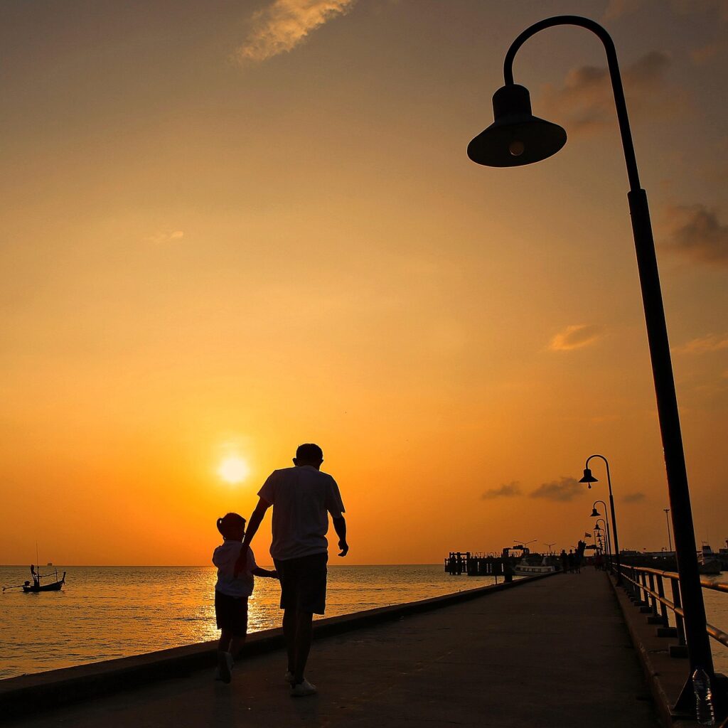 介護職に転職して介護業界の研修講師になるためのステップは？